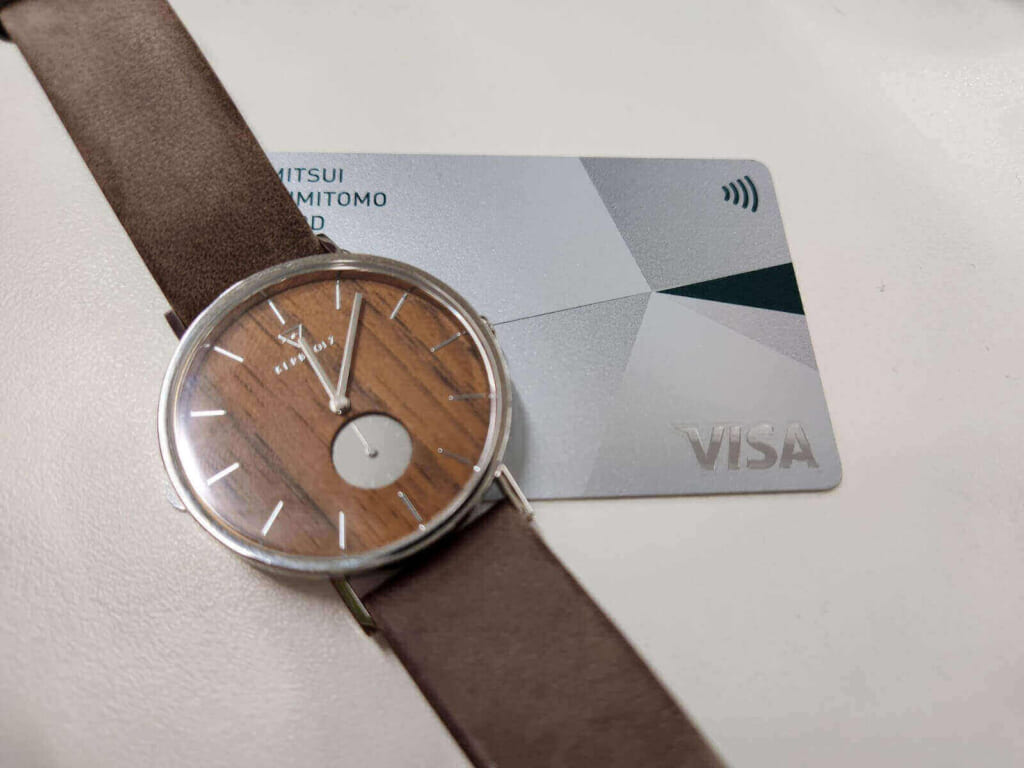 即日発行可能なクレジットカードと時計の画像